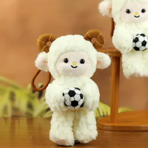 Porte-clés peluche mouton duveteux mignon avec mini ballon de football pour sac à main douillet.