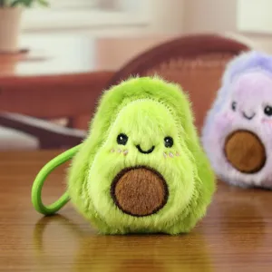 Flauschiger süßer Avocado Plüsch Anhänger Detailansicht, weicher Taschenanhänger und Schlüsselring Dekor.