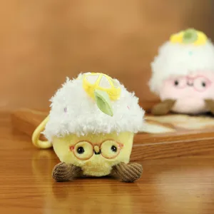 Simpatico ciondolo in peluche di torta al limone con occhiali, simpatico morbido portachiavi bambola.