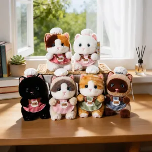 Vista dettagliata di peluche di gatto carini, morbida bambola di gattino con cappello carino.