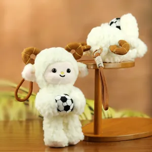 Gros plan detail d'un porte-clefs mouton peluche mignon tenant un ballon de foot.