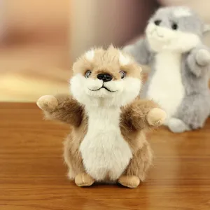 Schattig simulatie otter pluche speelgoed detailfoto, zachte dierlijke pop als kindercadeau.