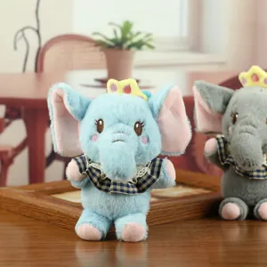 Süßer Plüsch Elefant Anhänger, weiches Stofftier mit Krone und Karo Kragen, Detailansicht.