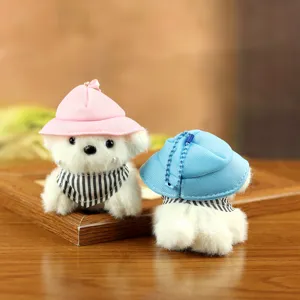 Mooie detailopname van schattige mini pluche puppyhangers met roze en blauwe hoedjes.