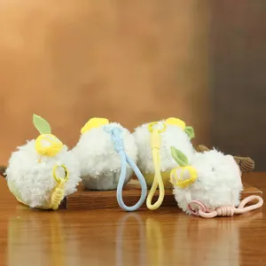 Simpatico portachiavi a torta in peluche, morbido ciondolo per borsa e grazioso accessorio.