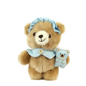 Schattige bruine pluche teddybeer hanger met blauwe hoed en cape, zacht speelgoed tas sleutelhanger.