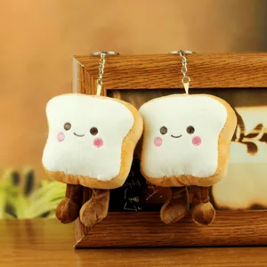 Detailansicht des süßen Toast Plüsch Plüschtiers als Schlüsselanhänger für Taschen.