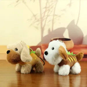 Primo piano di adorabili portachiavi peluche cucciolo pane francese, morbido ciondolo.