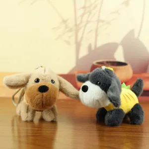 Dettaglio portachiavi cane in peluche carino, morbido ciondolo cucciolo per borse, giocattolo.