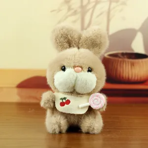 Adorable pendentif poupée lapin en peluche, peluche douce avec bavoir cerise et sucette.