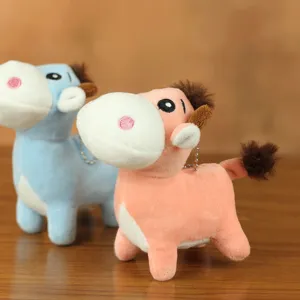 Vista dettagliata del portachiavi in peluche di mucca cartone animato, accessorio da appendere.