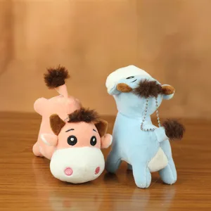 Dettaglio ciondolo mucca di peluche carina, giocattolo morbido imbottito con portachiavi per borse.