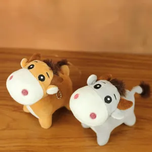 Primo piano dettagliato del portachiavi in peluche a forma di mucca con tessuto morbido.