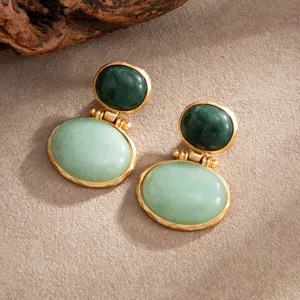 Elegante grüne Ohrringe im Vintage-Stil mit goldenem Finish für einen luxuriösen Look.
