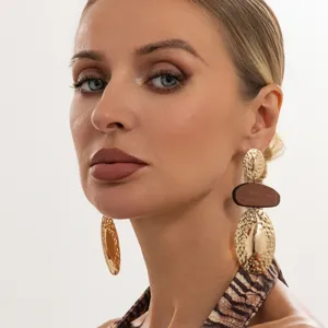 Veraltete geometrische Ohrringe mit Holz und Metall für elegante Damen Mode Schmuck