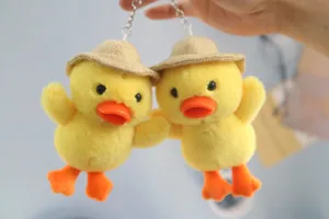 Carino portachiavi in peluche anatra gialla con cappello di paglia morbido ciondolo.
