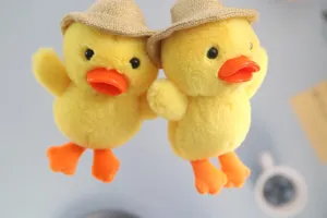 Grazioso ciondolo anatra peluche giallo portachiavi borsa fascino con mini cappello