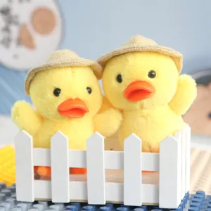 Peluche anatra gialla portachiavi dettaglio, simpatico pupazzo con cappellino di paglia giocattolo.