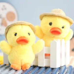 Simpatico ciondolo bambola anatra peluche gialla con cappello di paglia, decorazione borsa.