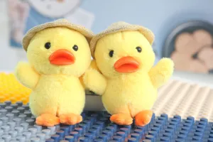 Graziosi ciondoli in peluche a forma di paperella gialla con cappello di paglia.