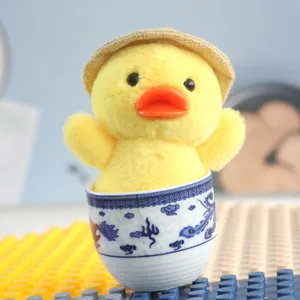 Simpatico paperotto di peluche giallo con cappello di paglia in tazza, ciondolo per borsa.