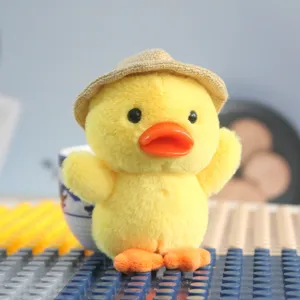 Simpatico portachiavi con papera gialla di peluche con cappello di paglia giocattolo.
