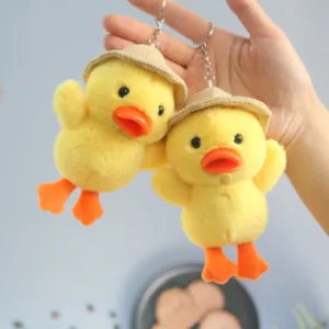Dettaglio portachiavi in peluche con paperella gialla, ciondolo morbido per borsa.