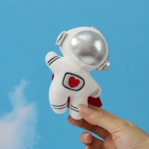 Süßer Plüsch Astronaut Schlüsselanhänger mit silbernem Helm und rotem Herz für Taschen.