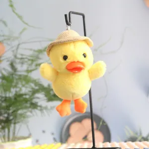 Simpatico ciondolo portachiavi di paperella di peluche giallo con cappello di paglia morbido.