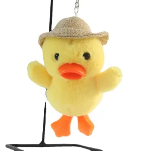 Simpatico portachiavi in peluche di anatra gialla con cappello di paglia morbido.