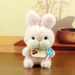 Détail de pendentif jouet lapin peluche rose mignon, poupée lapin douce avec accessoire.