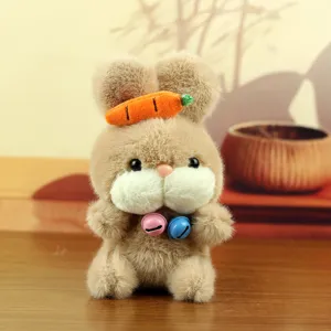 Adorable pendentif lapin en peluche avec carotte et cloches, parfait grigri de sac et porte-clés.