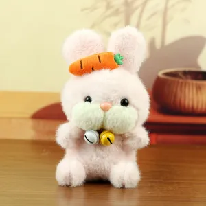 Mignon porte-clés en peluche lapin rose avec carotte et petites cloches, doux pendentif moelleux.