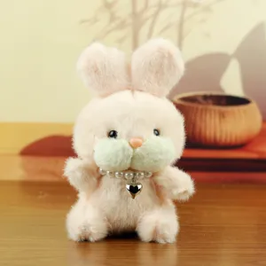 Gros plan de pendentif lapin peluche mignon, jouet en peluche doux avec détail collier cœur de perle.