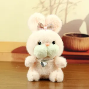 Détail de jouet lapin peluche rose avec pendentif cœur et joli nœud pour sac à main