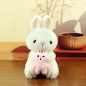 Mignon lapin en peluche blanc tenant un doudou rose porte-clés pendentif de sac vue principale