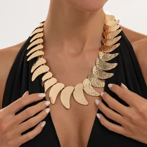 Elegante collar de gargantilla dorado irregular y exagerado para amantes de la moda.