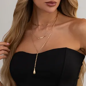 Collier chaîne dorée multicouche minimaliste avec pendentif goutte style chic pour femmes