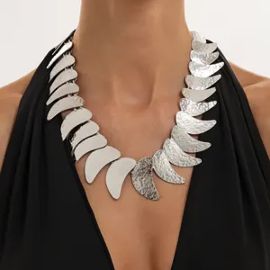 Collar gargantilla statement plateado con piezas de hojas de metal en capas