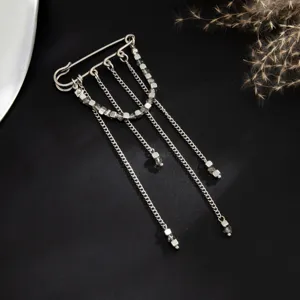 Broche épingle de sûreté argentée avec chaînes multibrins et perles pour un style chic.