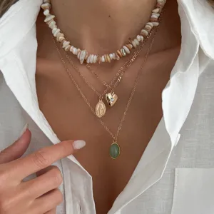 Collier superposé doré délicat avec ras-du-cou en coquillage coloré et pendentif de détail