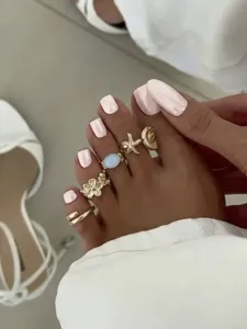 Conjunto de anillos para los dedos del pie de playa de verano con flores y conchas.