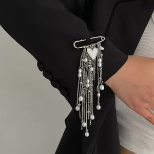 Elegante broche de imperdible de metal con cadenas de borlas en capas y colgantes de perlas para mujer.