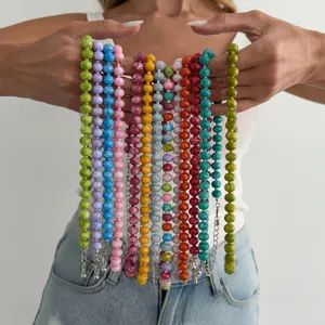 Buntes Perlenketten und Armband Set, lebendiger mehrfarbiger handgefertigter Schmuck.