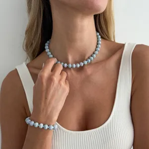 Nahaufnahme der farbigen Perlenkette und des Armband-Sets mit schönen blauen Perlen.