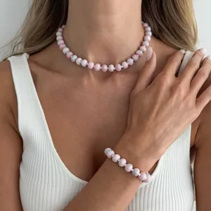 Rosafarbene gesprenkelte Perlenkette und Armband Set Detail, ideal für Sommer Freizeitmode Alltag.