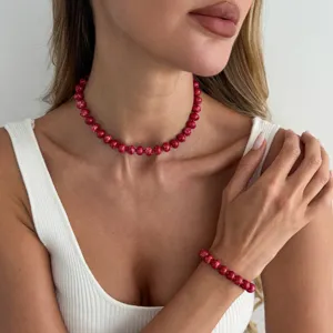 Detailansicht des roten Perlenketten und Armband Sets mit runden gesprenkelten Perlen.