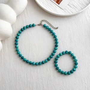 Türkisfarbene Perlenkette und Armband Set, trendiger Sommer Modeschmuck für Damen.