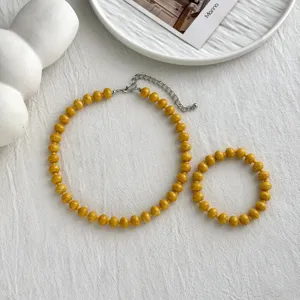 Chikgelbe Perlenkette und Armband Set, modisches sommerliches Damenschmuck Accessoire.