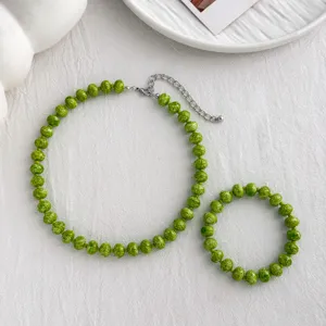 Grünes Perlen Halskette und Armband Schmuck Set, perfekt für sommerliche Freizeitmode.